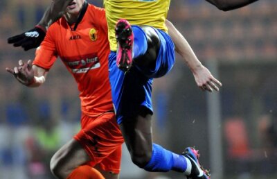 VIDEO "Urşii" păcăliţi de "lupi" » Petrolul s-a impus la Piatra Neamţ cu 2-0, profitînd de gafele copilăreşti ale gazdelor