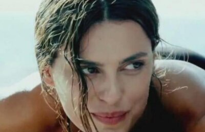 VIDEO! Catrinel Menghia, topless intr-o reclama pentru masini