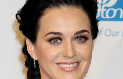 Katy Perry s-a ascuns sub masa cand si-a vazut fostul sot