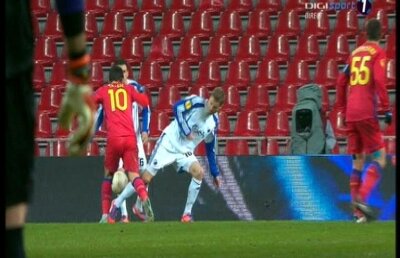 FOTO Tănase a fost eliminat în minutul 50 pentru simulare, steliştii au cerut penalty! A procedat corect arbitrul?