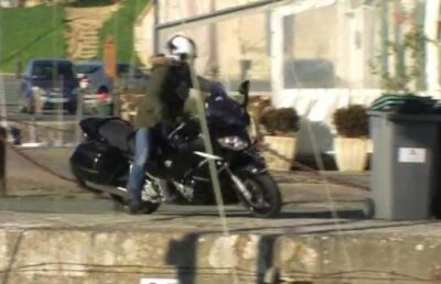 Cea mai tare cazatura! Cum a ajuns un sofer in mare cu tot cu motocicleta sa!