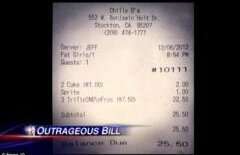 GAFĂ INCREDIBILĂ: Un chelner a oripilat trei tinere într-un restaurant. Vezi ce le-a scris pe nota de plată (VIDEO)