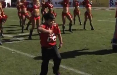 VIDEO! Are doar 10 ani dar danseaza cu cele mai sexy majorete