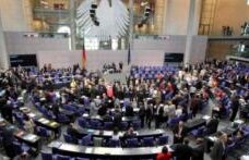 Germania a adoptat o lege care permite circumcizia bebeluşilor