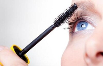 Nimeni nu stie daca cat de toxice sunt produsele de machiaj. Industria cosmeticelor, cifra de afaceri de 50 de miliarde de dolari numai in Statele Unite
