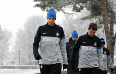 FOTO Zăpada l-a întristat pe Chivu la antrenamentul lui Inter » Unul dintre coechipieri s-a distrat de minune :)
