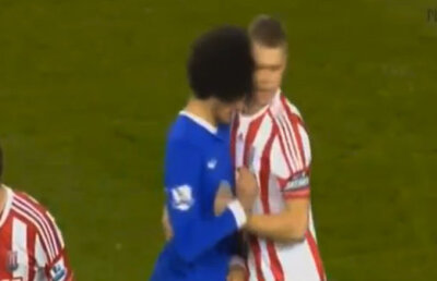 VIDEO Mai tare ca Zidane » Fellaini şi-a doborît un adversar cu o lovitură de cap în plină figură!