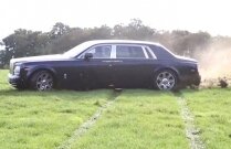 VIDEO: Rolls Royce Phantom ia câmpii