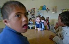 VIDEO Copil cu sindrom Down, terorizat de învăţătoare într-o şcoală din România. Era lovit şi ţinut cu leucoplast la gură