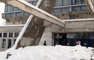 FOTO Sala Sporturilor Bacău în derivă » O bucată din arenă s-a prăbuşit!
