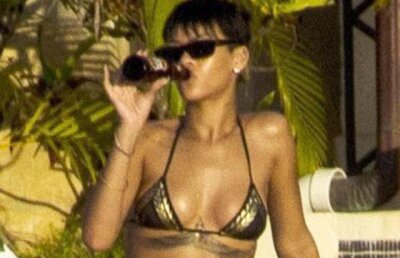 GALERIE FOTO! Probleme cu slipul? Rihanna, aproape goala, in miezul lui decembrie