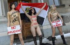 FEMEN, acţiune în forţă la Stockholm: Fetele s-au DEZBRĂCAT COMPLET în faţa ambasadei Egiptului (FOTO ŞI VIDEO)
