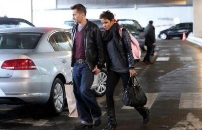 GALERIE FOTO! Halle Berry si Olivier Martinez petrec sarbatorile de Craciun la Paris
