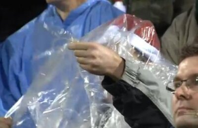 VIDEO Un spectator din Olanda a fost contaminat cu “boala” lui Balotelli!