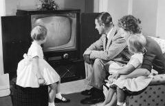 Cum s-a schimbat Crăciunul la televizor în ultimii 60 de ani. Ce programe urmăreau bunicii noştri şi la ce ne uităm noi