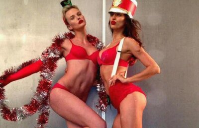 Craciunite sexy: Irina Shayk si Miranda Kerr s-au dezbracat cu ocazia Sarbatorilor