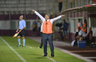 Şumudică a debutat cu stîngul în Emirate! » L-a bătut Olăroiu în Cupă