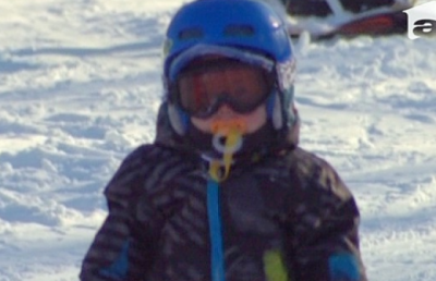 Pe snowboard la numai un an si jumatate! Cu SUZETA in gura!