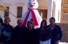 EBa a publicat pe Twitter primele fotografii din 2013 cu familia şi ... omul de zăpadă 