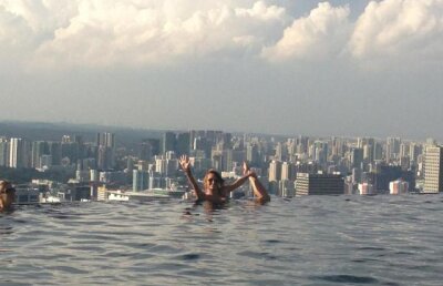Delia, in vacanta in Singapore: in piscina, la etajul 80!