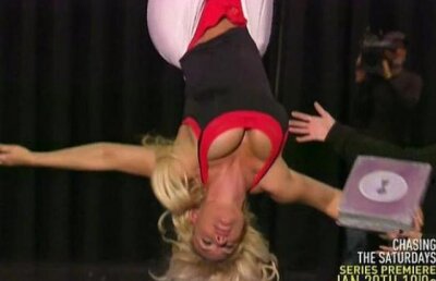 Cu sanii la podea: Coco Austin face striptease suspendata in aer!