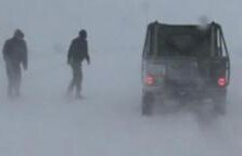 Tânăr din Iaşi, dat dispărut în nămeţi de peste 12 ore. Şansele să fie găsit în viaţă sunt minime