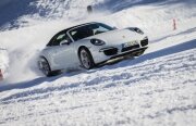 Galerie foto: Porsche 911 Carrera 4S pe zăpadă