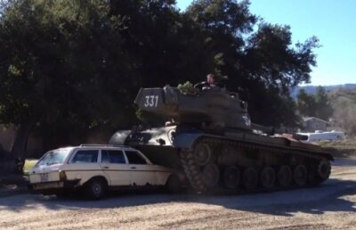 Video: Arnie distruge, cu tancul său, un Mercedes-Benz
