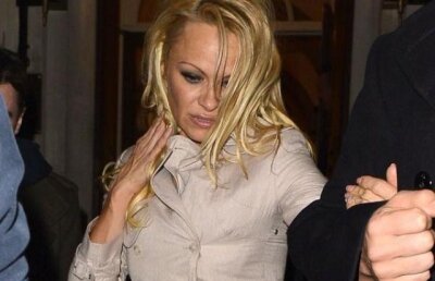 Pamela Anderson abia se mai tine pe picioare! Uite cum a ajuns frumoasa din Baywatch!