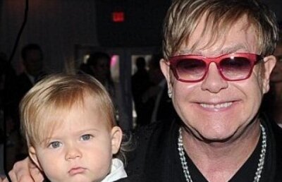 Elton John - tata pentru a doua oara