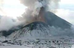 Vulcanul Kizimen din Kamceatka a erupt. COD PORTOCALIU pentru cursele aeriene (VIDEO)
