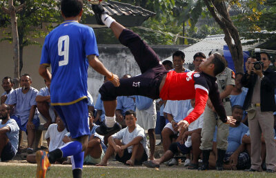 Foarfecă după gratii » Jucătorii lui PSV au vizitat cea mai mare închisoare din Thailanda
