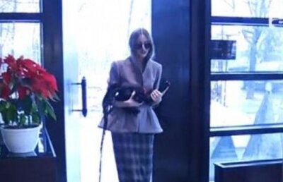 Iulia Albu si-a luat o gaina de companie. O cheama Loulou si va trai, cel mai probabil, opt ani
