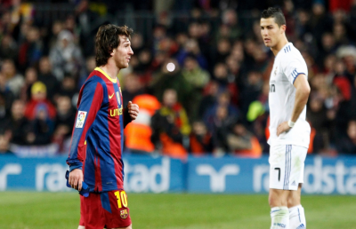 VIDEO Messi şi Cristiano Ronaldo ar fi invidioşi » Un suporter a intrat pe teren la o partidă amicală şi a driblat tot ce i-a stat în cale