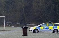 Anglia, în stare de ŞOC! Un fotbalist a fost ÎMPUŞCAT pe teren, cu câteva minute înainte de începerea meciului (VIDEO)