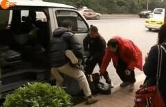 VIDEO ŞOCANT Cum sunt săltaţi oamenii de pe stradă de către SECURITATEA din CHINA