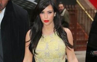 Kim Kardashian nu renunta la hainele stramte pana naste