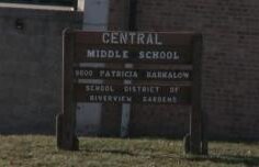 Reacţia ŞOCANTĂ a conducerii unei şcoli după ce a aflat că una dintre eleve a fost HĂRŢUITĂ SEXUAL