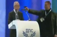 Scene de groază la Sofia: Liderul celui mai mare partid al minorităţilor, atacat cu pistol în timp ce ţinea un discurs (VIDEO)
