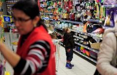 ATENŢIE la ce cumpăraţi! Cum sunt PĂCĂLIŢI românii de MARILE MAGAZINE