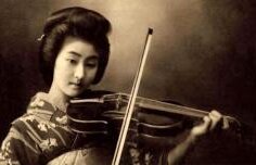 Frumuseţea unei gheişe celebre, dezvăluită de cărţi poştale vechi (GALERIE FOTO)