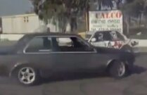Video: un om, două BMW-uri. Donuts!