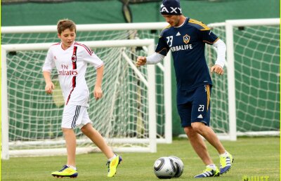 Aşchia a sărit departe » Beckham Jr. a ales o rivală a lui United