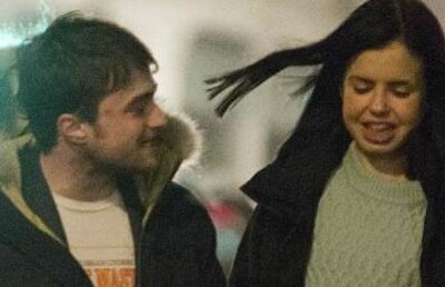 Un miliardar modest: Daniel Radcliffe si-a sedus iubita la un burger si cartofi prajiti