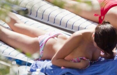 PERFECTA: Isi admira sanii, e uda, e celebra si e singura!