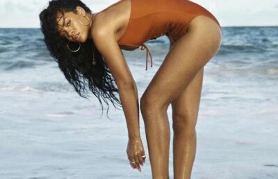 Galerie FOTO! Rihanna s-a dezbracat pentru tara sa natala! 