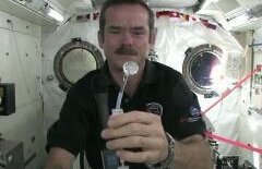 Spălatul pe mâni în spaţiu, o adevărată CASCADORIE! Demonstraţia INCREDIBILĂ făcută de un astronaut canadian (VIDEO)