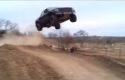 Video: Redneck test - cât de mult zboară un Ford Raptor?
