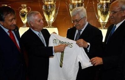 Trimis la închisoare deoarece şi-a ”echipat” preşedintele cu tricoul Realului :O