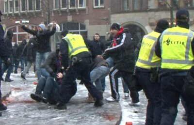 UPDATE » VIDEO Arestări la Amsterdam: 4 stelişti au aprins torţe şi-au avut altercaţii cu fanii lui Ajax!
